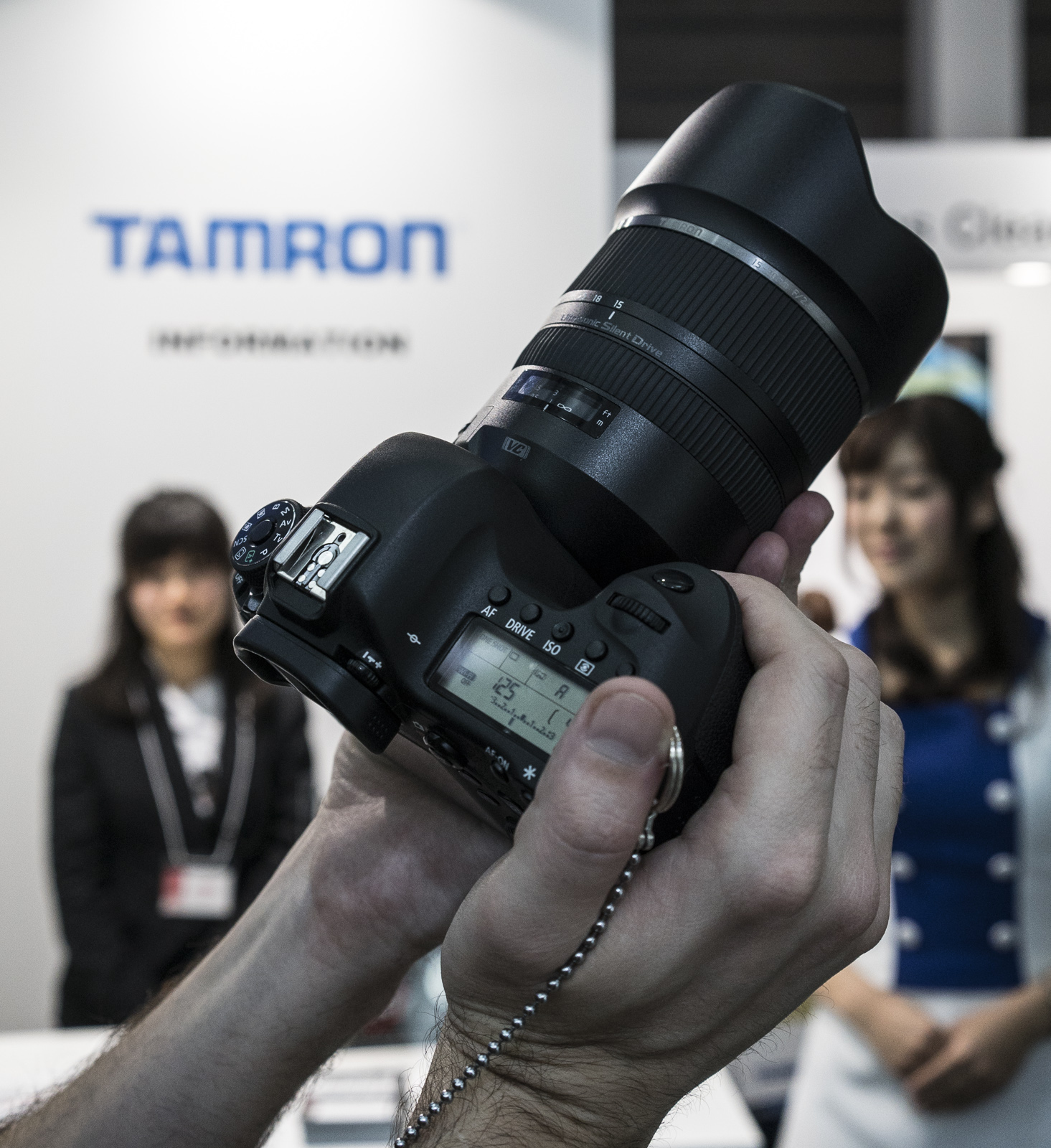 Unas manos sostienen una Canon EOS 6D con el Tamron SP 15-30 mm f/2,8 Di VC USD acoplado
